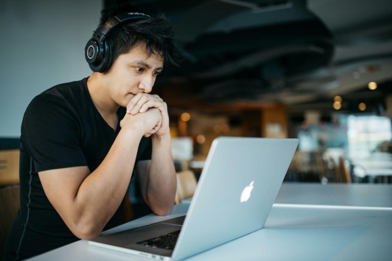 Modernes Fintech-Büro mit innovativer Arbeitsatmosphäre